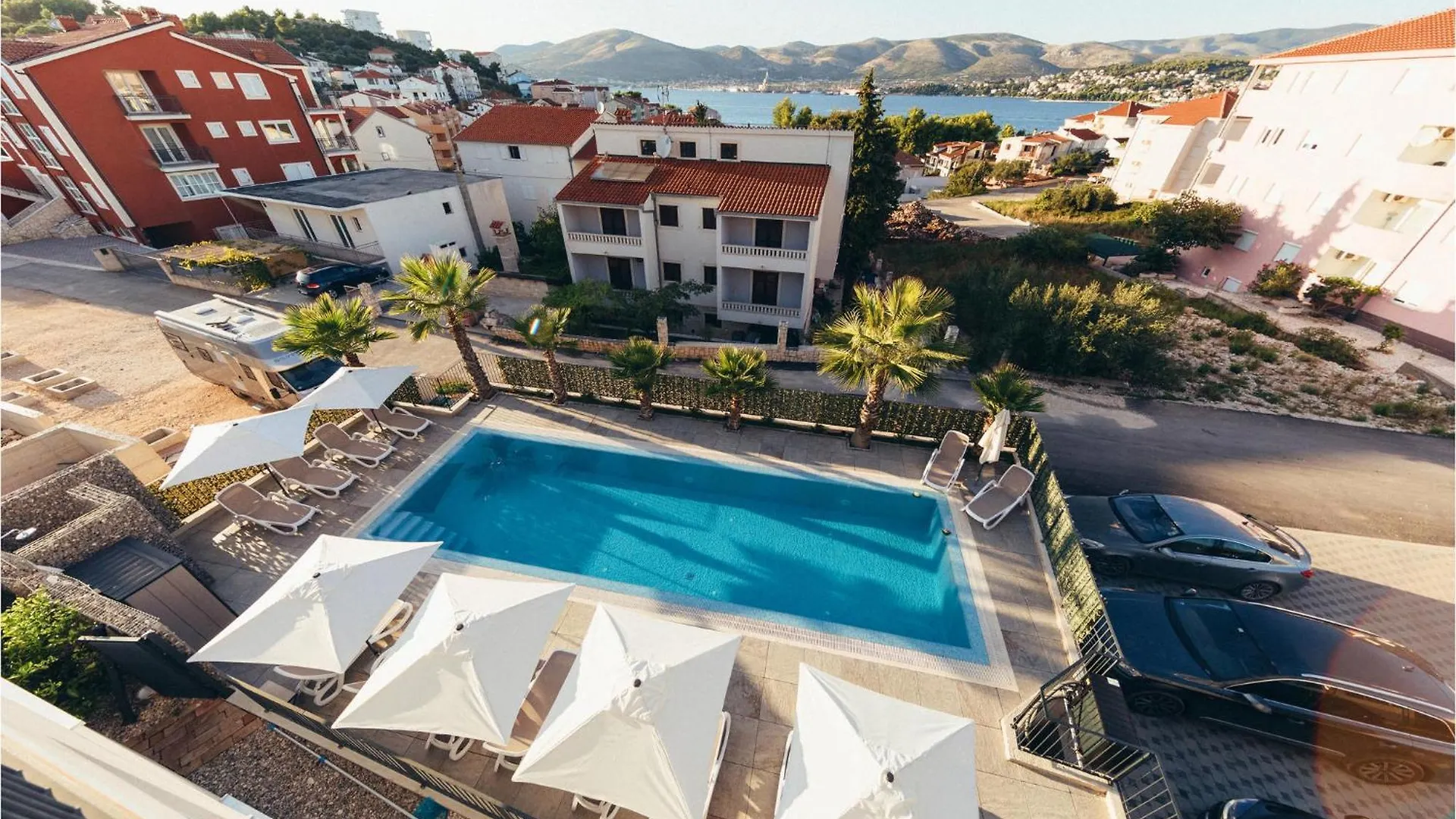 Stunning Apartment In Okrug Gornji contacts